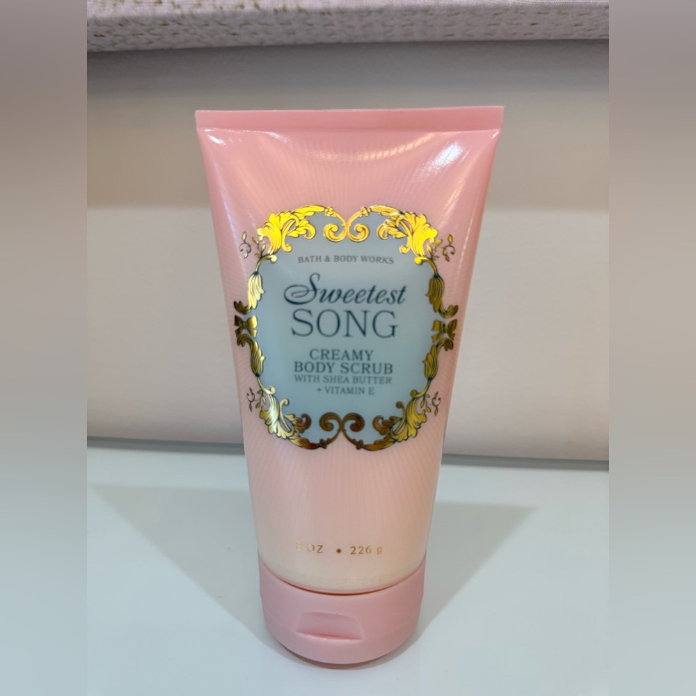 BATH & BODY WORKS Sweetest Song Creamy Body Scrub